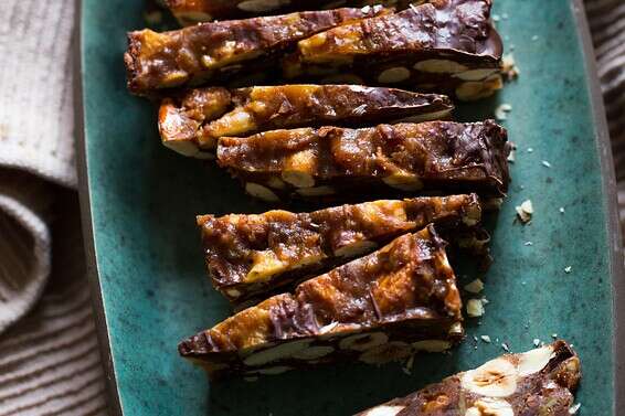 עשיר בפירות ובתבלינים. פנפורטה בציפוי גלייז לבן // צילום וסטיילינג: איתיאל ציון